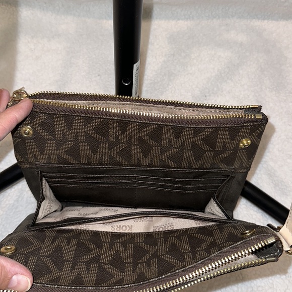 Michael Kors Crossbody Purse Brown and Tan Monogram Print with gold hardware - Picture 6 of 12